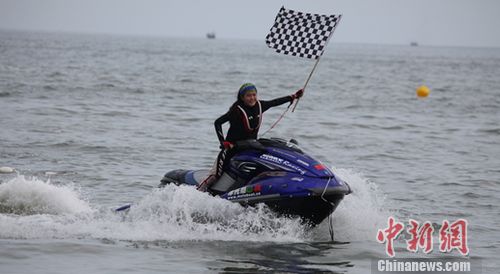 中新网7月10日电 随着中国摩托艇联赛的不断发展，摩托艇运动逐渐受到越来越多年轻、时尚人群的追捧和喜爱。在众多选手中，有一位名叫谢佩珊的美女选手，她自小就与摩托艇结下了缘。