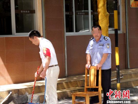 图为桂林机关大院保安穿着佩戴警察袖章的警服值班 唐梦宪 摄