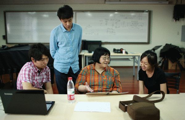 在大师班小组课上，陈怡教授正在点评天夫的作品