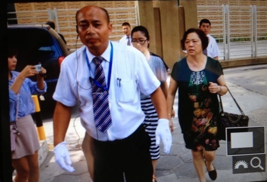曹郁陪同姚晨医院产检 大批媒体守候