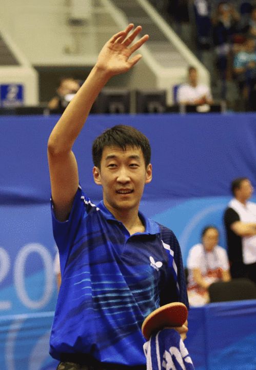 图文:大运会乒乓球比赛 刘燚向观众致意