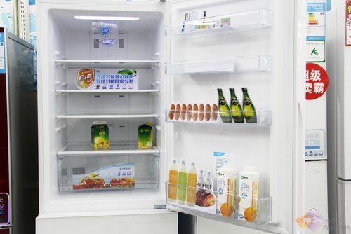 除了具有施华洛世奇般的外观，这款冰箱还具有LED灯带设计以及LECO净味系统，LED灯光照明亮度是普通灯光的几倍，而且非常节能。
