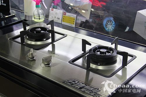 美的JZ20Y.2Q889是一款分体炉头的灶具,分体炉头可拆卸,清洁更方便,更彻底隐藏螺钉,整体设计更美观,也方便清洁外观一体成型,密闭性强火猛省气,烹饪随心所欲。
