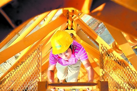 高空塔吊作業忙女司機四兩撥千斤組圖