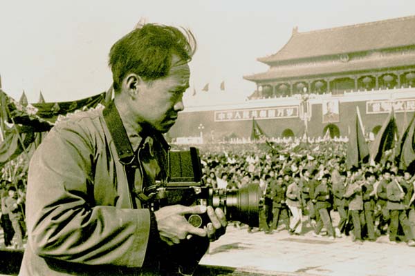 翁乃强在拍摄天安门广场上的红卫兵。他至今不愿公开自己拍摄的一部分“负面照片”，因为“不要丑化国家”。 （受访者供图/图）