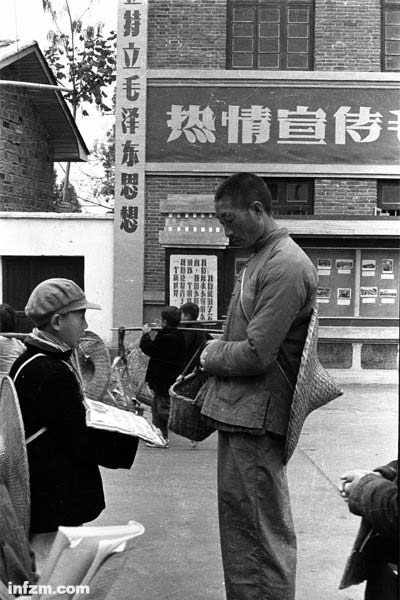 江西瑞金，红卫兵教中年男人念《毛主席语录》，男人抄着手，好像很麻木，这也许更真实地反映了当时的情况：老百姓对这些东西并不那么投入。 （翁乃强/图）