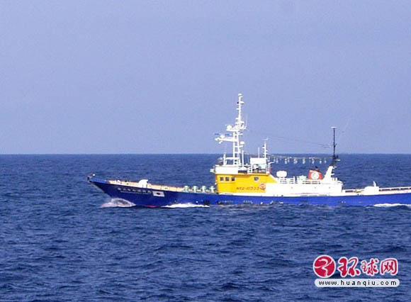 资料图:在我东海油气田附近出现的日本第二十七源福丸号渔船