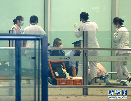 7月20日，医务人员和警察在爆炸现场处置。当日18:30分左右，在北京首都国际机场T3航站楼出站B口附近发生爆炸事件。陈建力 摄 新华网