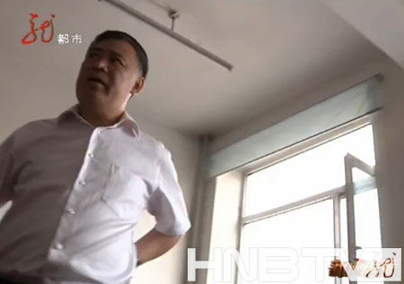 哈尔滨市道外区城市管理行政执法局的张局长。（图片来源：视频截图）
