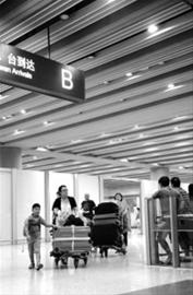 7月20日，旅客有序走出首都国际机场T3航站楼到达大厅B出口 新华社发