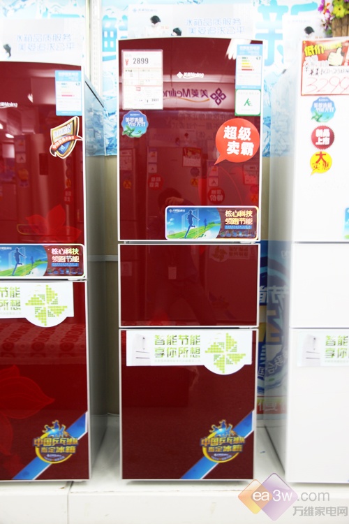 这款美菱BCD-216K3BN冰箱的外观采用了中国红为背景设计，纯净钢化玻璃面板，唯美外观非常受人注目。