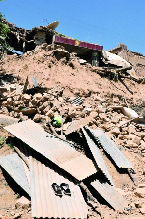 7月22日,甘肃省岷县马家沟村一处因地震受损的房屋。新华社发
