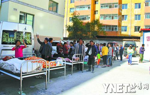 地震伤员陆续被送到医院