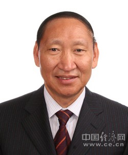 罗正富,男,1952年8月生,彝族,云南牟定人。1974年7月加入中国共产党,1972年12月参加工作,中央党校研究生学历。