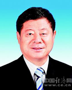 王富玉同志,男,回族,1952年8月出生,河南唐河人,1976年1月参加工作,1974年6月加入中国共产党,在职研究生学历,管理学博士。