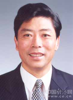 于迅,男,1952年6月生,汉族,山东烟台人,在职研究生学历,1971年4月参加工作,1974年2月加入中国共产党。