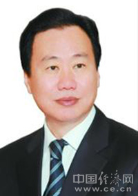 夏德仁,男,汉族,1955年6月生,山东荣成人,1974年7月参加工作,东北财经大学财政金融系货币银行学专业毕业,研究生学历,经济学博士、教授。