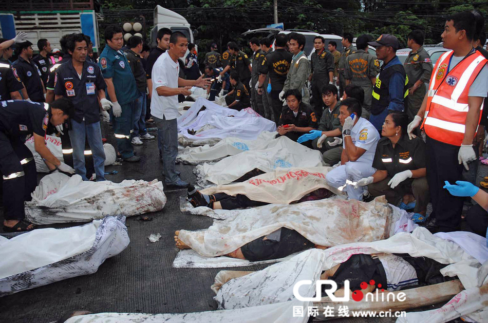 在线消息:当地时间2013年7月23日,泰国saraburi ,车祸中的遇难者遗体