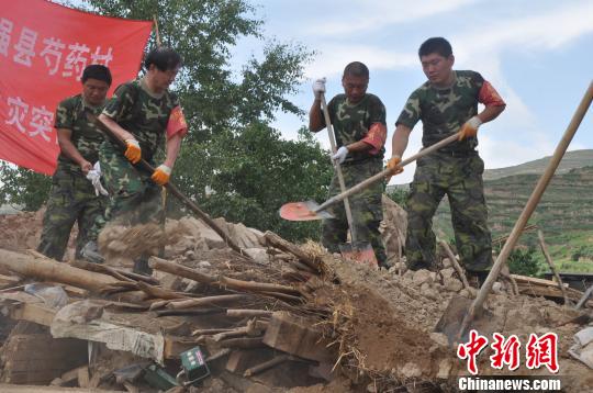 奋力抢出灾民重要物资。　张占祥　摄