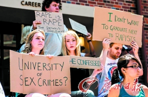 南加州大学的部分学生打出各种标语嘲讽校方的荒唐决定。