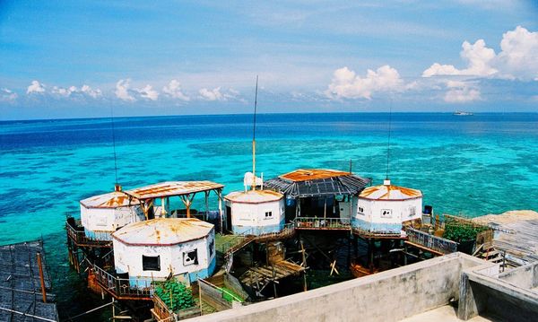 资料图:南沙群岛美济礁,守岛人员曾经居住的第二代高脚屋.