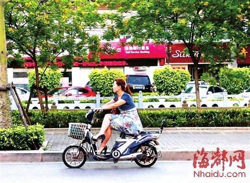 女子蹺著二郎腿騎電動車路人為其捏一把汗圖