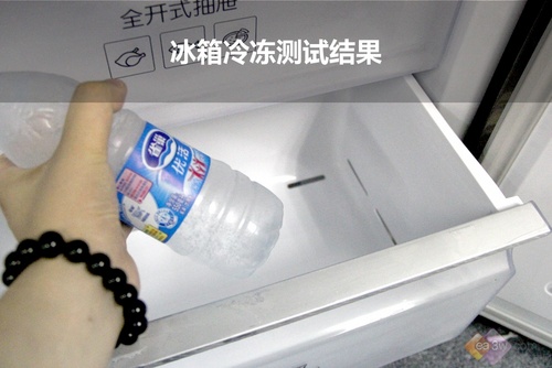 这款三星新三门冰箱的冷冻测试效果非常不错,冷冻所需时间为3小时38分钟。制冷过程中,冰箱内壁没有结霜现象,达到了冰箱无霜的效果。