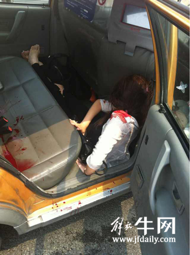 浦东高速发生车祸 乘客头撞出租车广告屏受伤