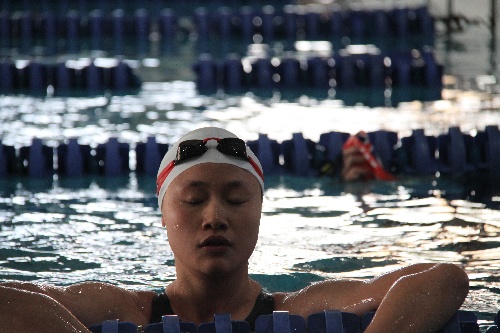 图文听障奥运会游泳比赛何悦悦在比赛结束后