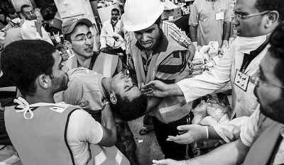 7月27日，在埃及首都开罗，一名穆尔西支持者同防暴警察发生冲突后在一处临时医疗点接受治疗。图片来源：新华网