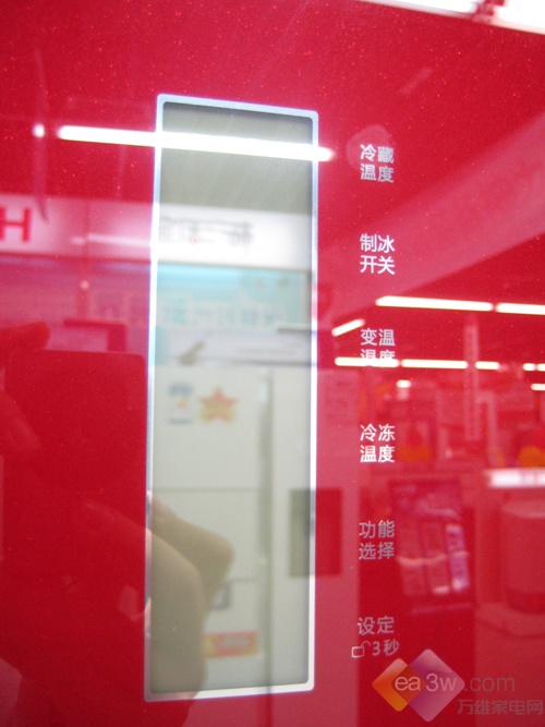 冷藏室门体右侧,设有纵向液晶操作面板,可以实时监测和控制冷藏室、冷冻室和变温室的温度,还有独立的制冰控制按钮,随时制冰更省事。