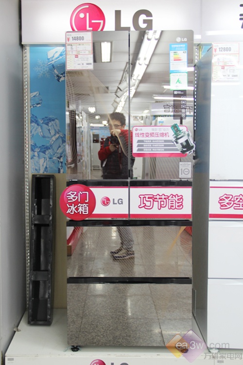 这款LG GR-T40DGEL多门冰箱,采用了时尚玻璃镜面设计,使得原本狭小的空间非常宽阔,这种冰箱外观很受年轻人的喜爱。小编还是建议大家,根据自身需要,切莫跟风。