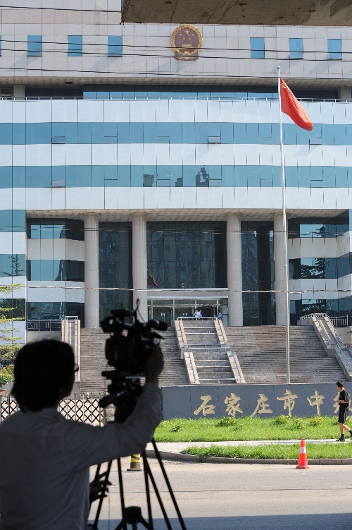 7月30日,在河北省石家庄市中级人民法院大门外,一名日本媒体记者