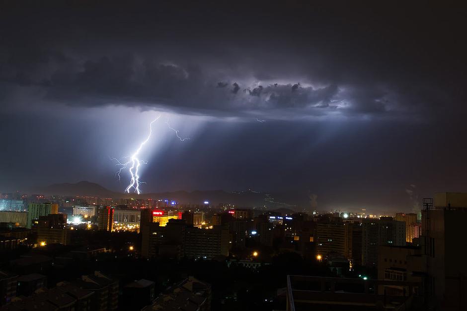 2013年7月31日,北京夜降暴雨,闪电划破夜空.