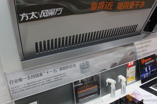 U型导油巢,油顺利导入油烟。卡扣式大油杯的设计,拿取非常方便,海量存储废油,不用频繁清洁油杯。