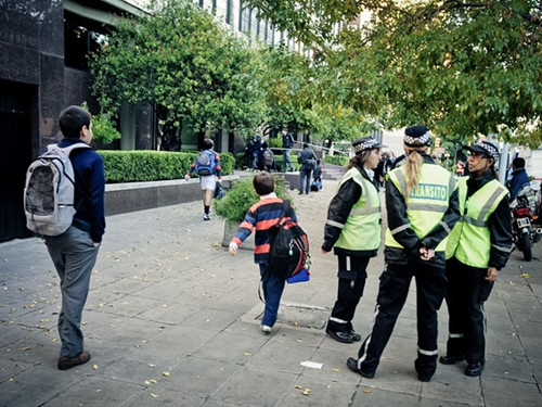 阿根廷一警察接女兒放學時與群匪發生槍戰不幸身亡(圖)