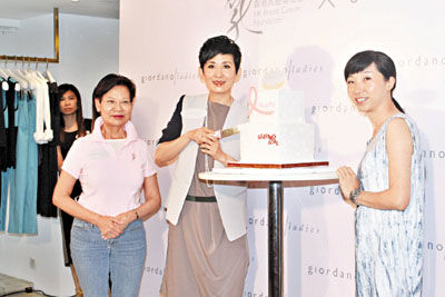 品牌经理Dorothy、乳癌基金会副主席周锦华（左）为吴君如送上蛋糕