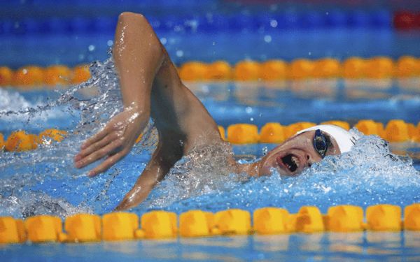 图文男子1500米自由泳决赛孙杨换气瞬间