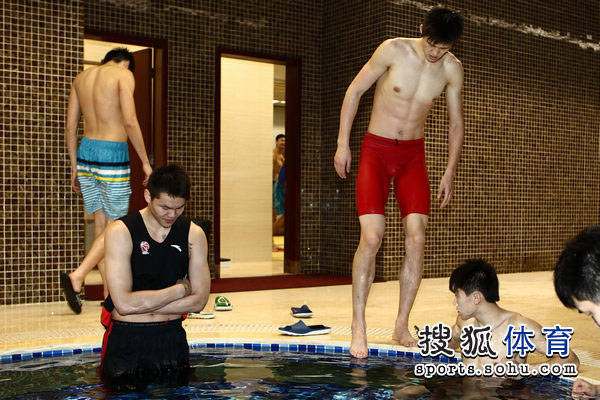 中国运动员腹肌图片