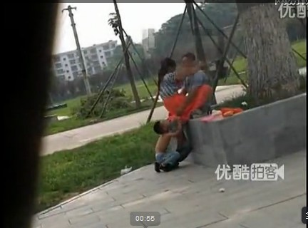 0视频截图[保存到相册]来源:温州网8月3日下午,一对疑似情人的男女在