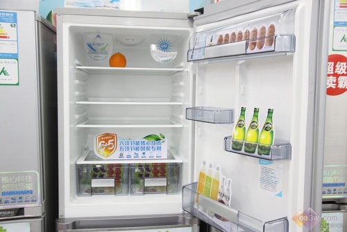 这款美菱冰箱不是想象中那么简单，冰箱内置感温头，精确控制室内温度状态。冷藏室空间设计，可以随意切换不同搁架档位，不受任何食物大小的限制，DIY你的储存美食格局。