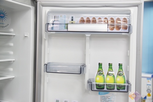 冰箱整体采用了全透明抽屉，新鲜状态一目了然，尽显美观与实用性，抽屉坚固耐用，大容量储存空间满足一家三口的食物储备需求。