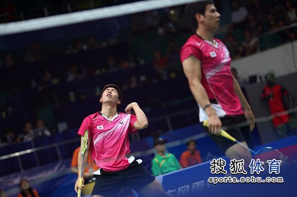 羽毛球世锦赛第三天比赛继续进行,在男双项目中,韩国羽坛名将李龙大高