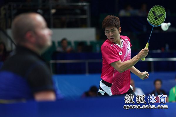 羽毛球世锦赛第三天比赛继续进行,在男双项目中,韩国羽坛名将李龙大高
