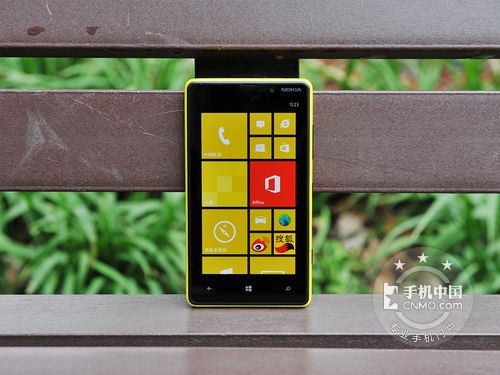诺基亚Lumia 820正面图片