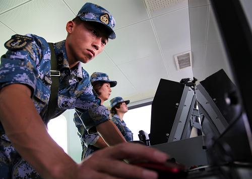 井冈山舰雷达兵严密监视海面情况(8月9日摄.新华社记者 梁舜 摄