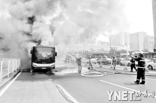 本报讯 “烧得挺惨的。”昨日中午12点20分左右,五棵松桥下一辆公交车自燃。下午1点左右,火被赶到的消防车扑灭,警车将只剩下骨架的公交车拖走。