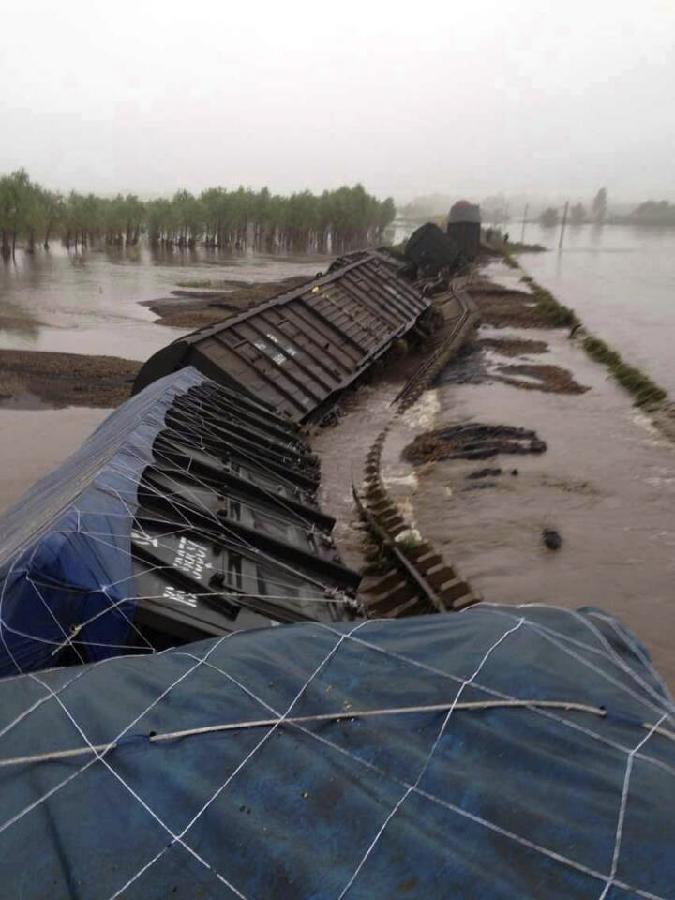黑龙江绥北线洪水冲毁铁路路基一列货车脱线图