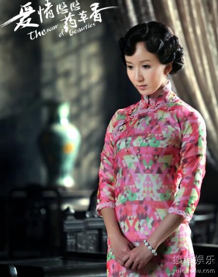 搜狐娱乐讯 在电影《金陵十三衩》中的冷艳旗袍造型,在灰暗的战争