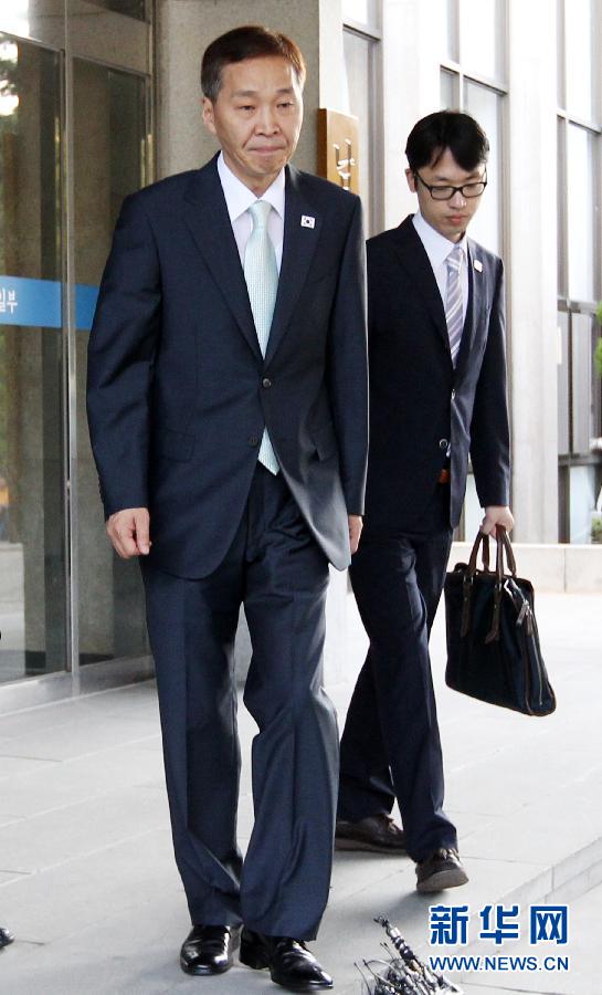 8月14日，韩方代表团团长金基雄（左）在离开首尔赴板门店前接受媒体采访。 朝韩双方8月14日就重启开城工业园展开新一轮会谈。新华社发（朴真熙摄）